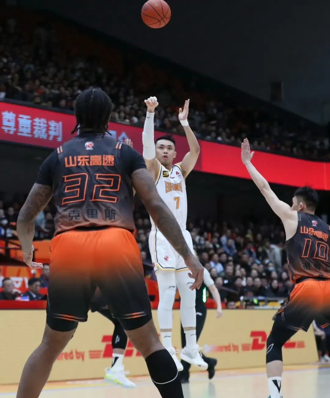 山东队碾压灰熊，霍勒迪点燃赛场