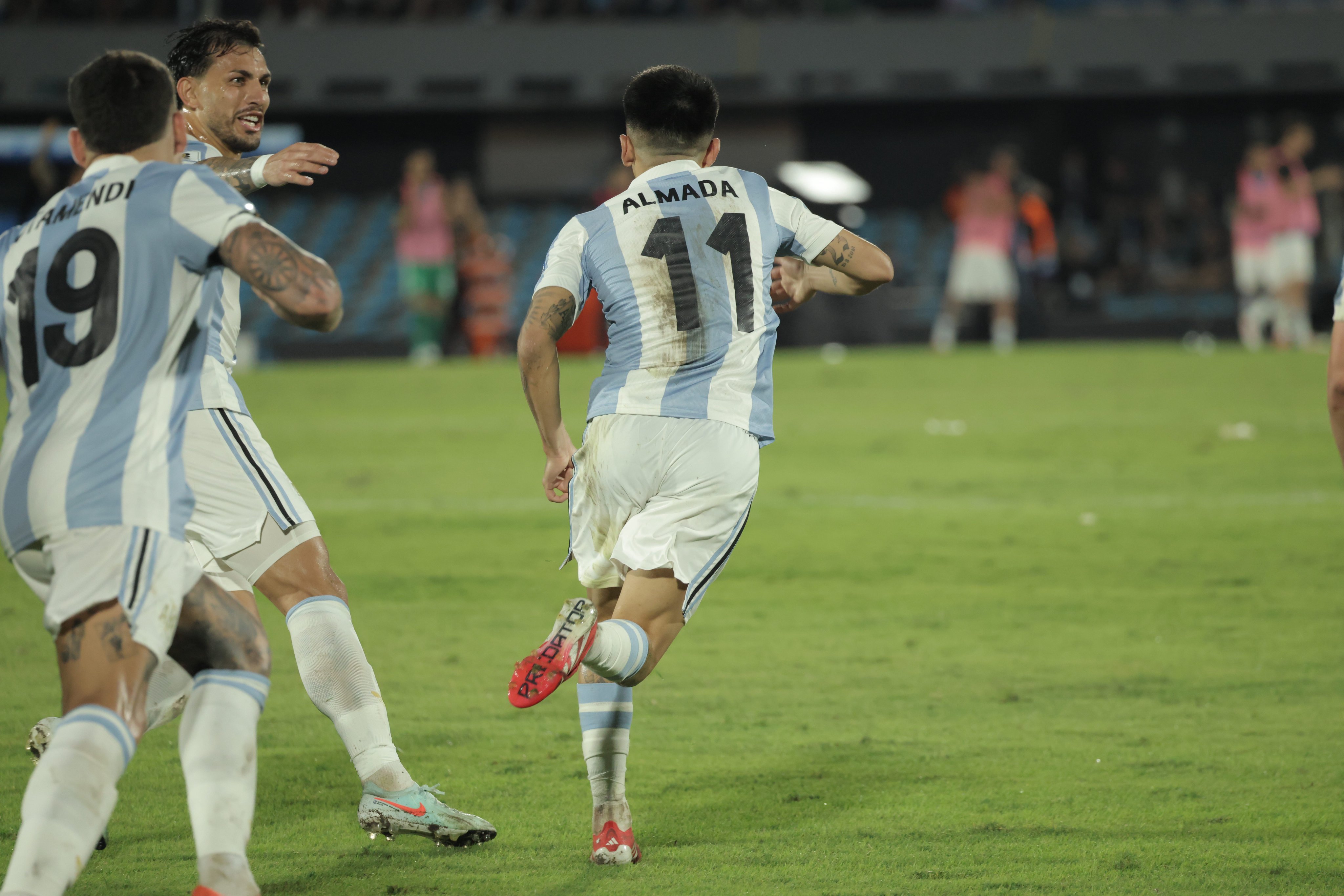 阿根廷险胜曼联，内马尔带队取胜