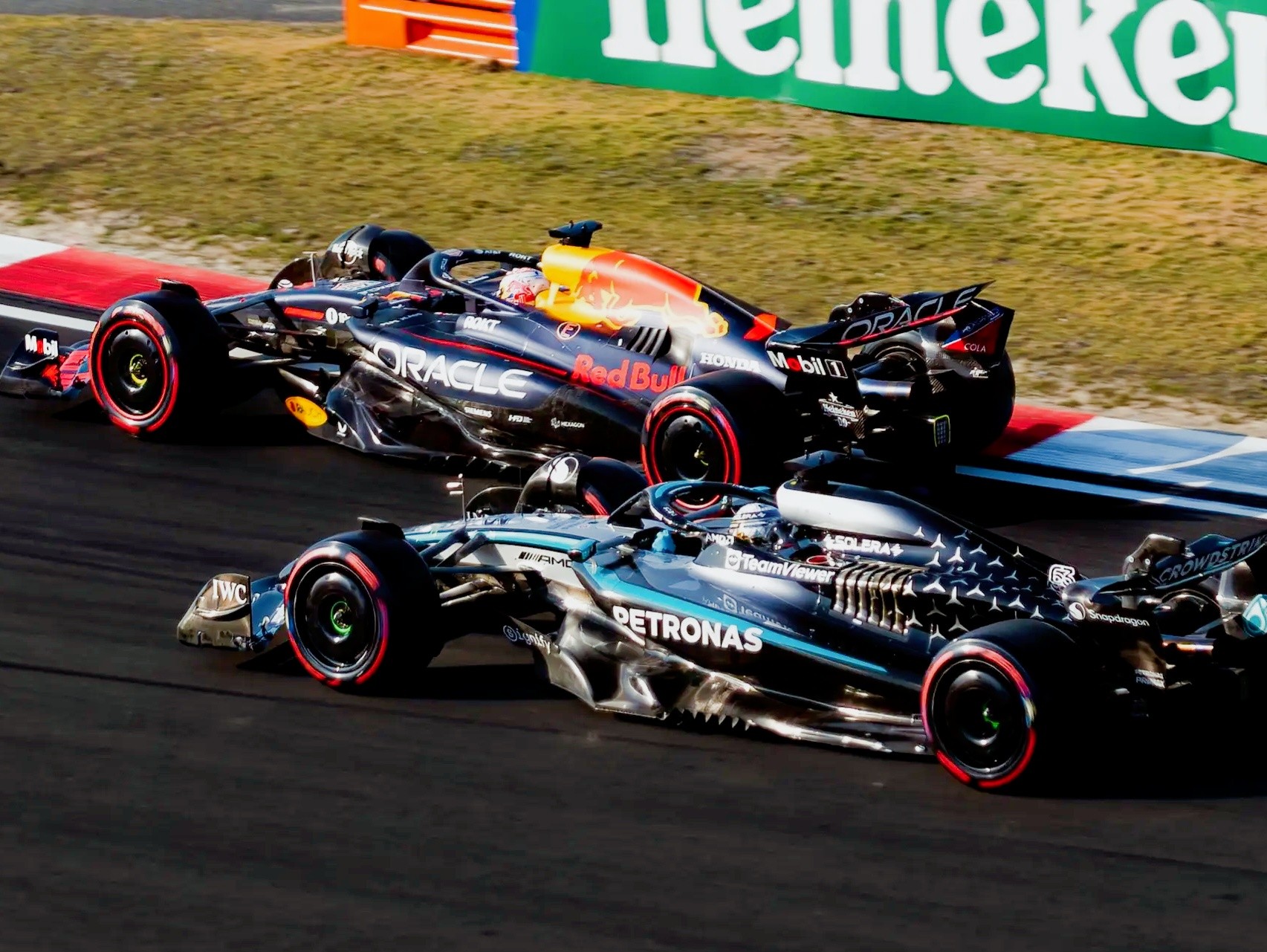 红牛车队翻盘法拉利，塞恩斯统治全场