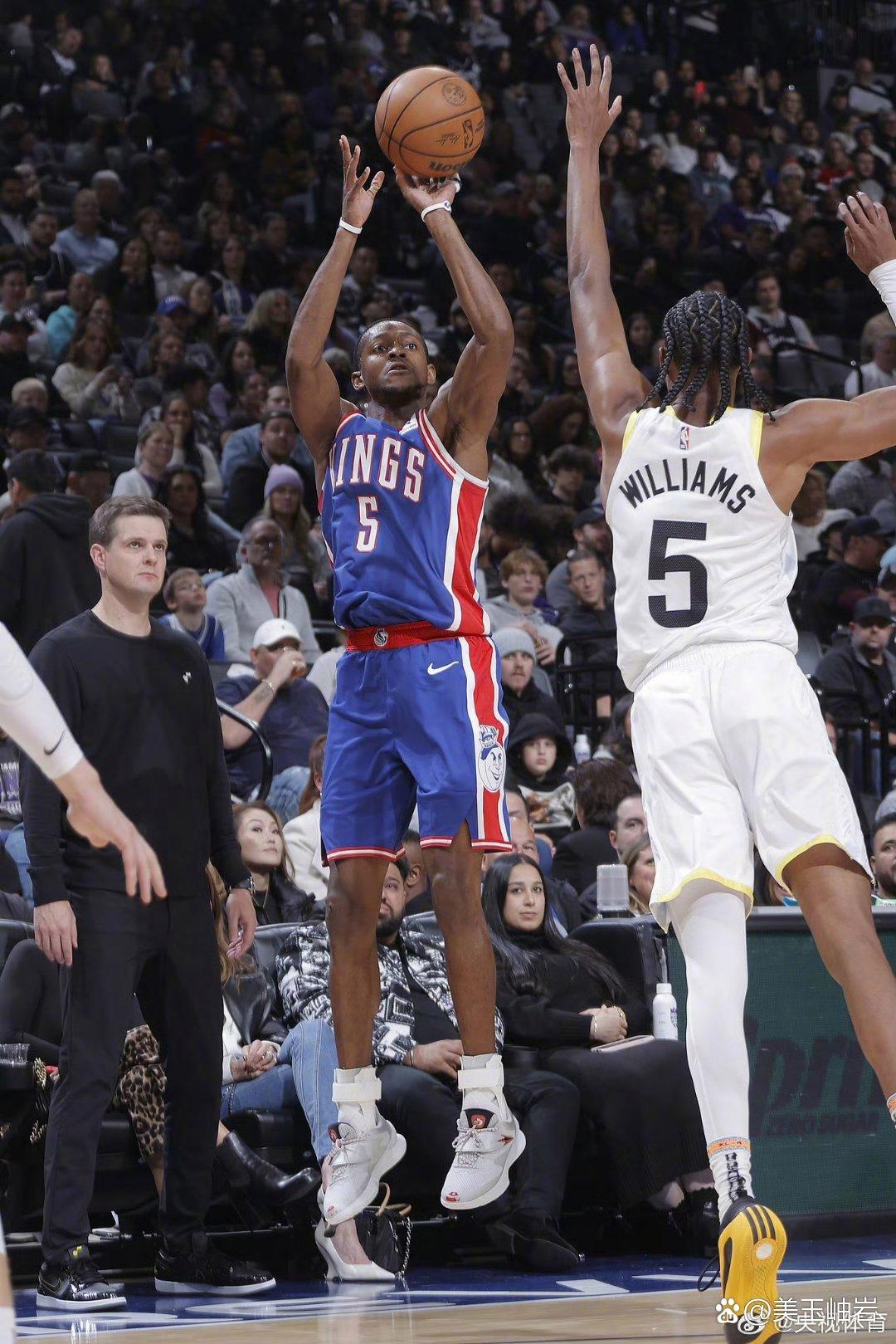 爵士碾压公牛，拉文统治全场